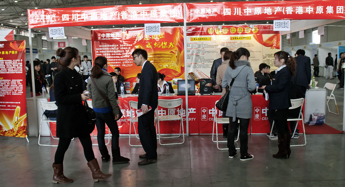 湖北大学招聘会：6500元起薪！这家超市成学生“香饽饽”！