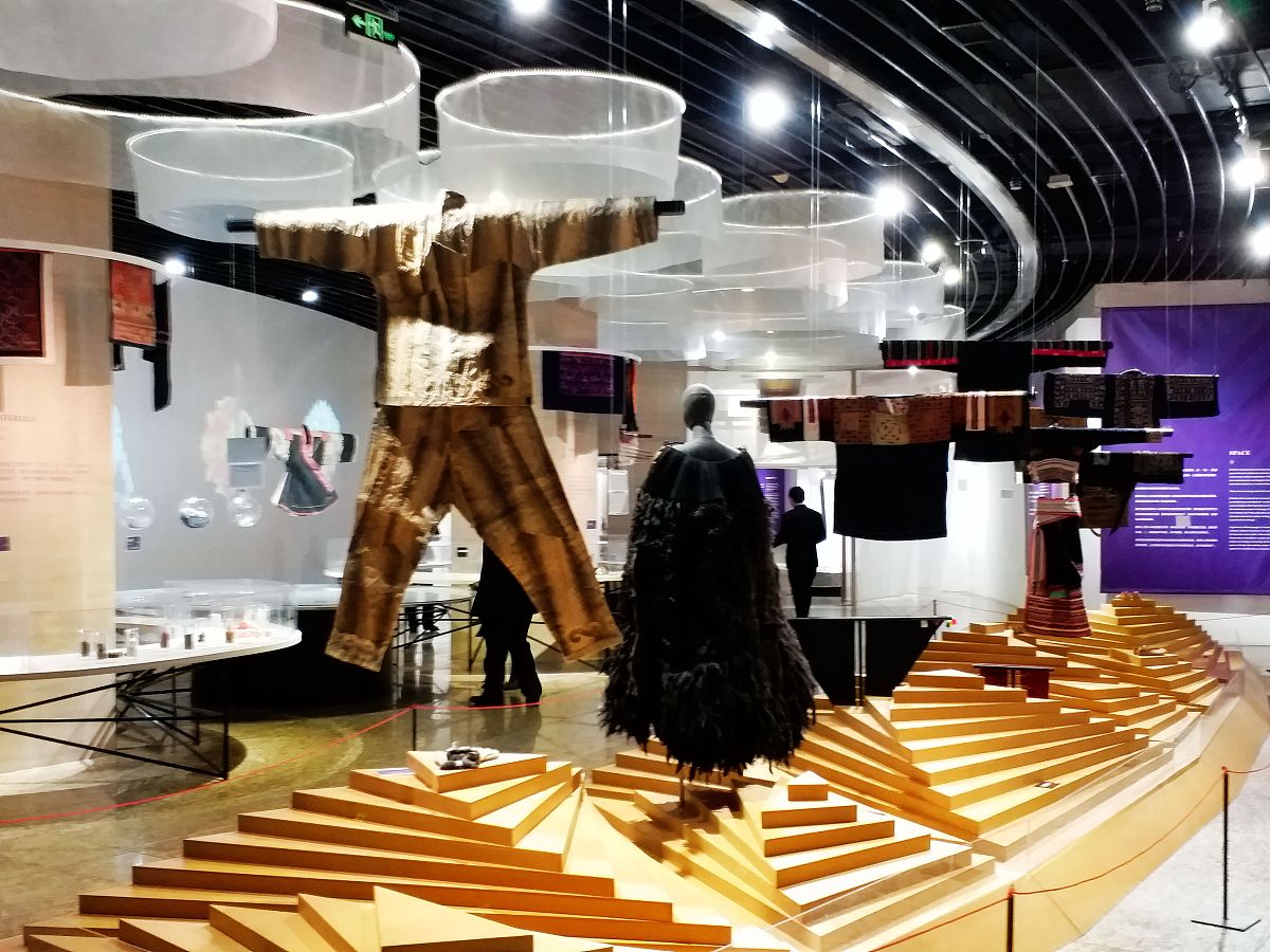 服装展示设计中展览会场空间设计常用构成手法形式特点