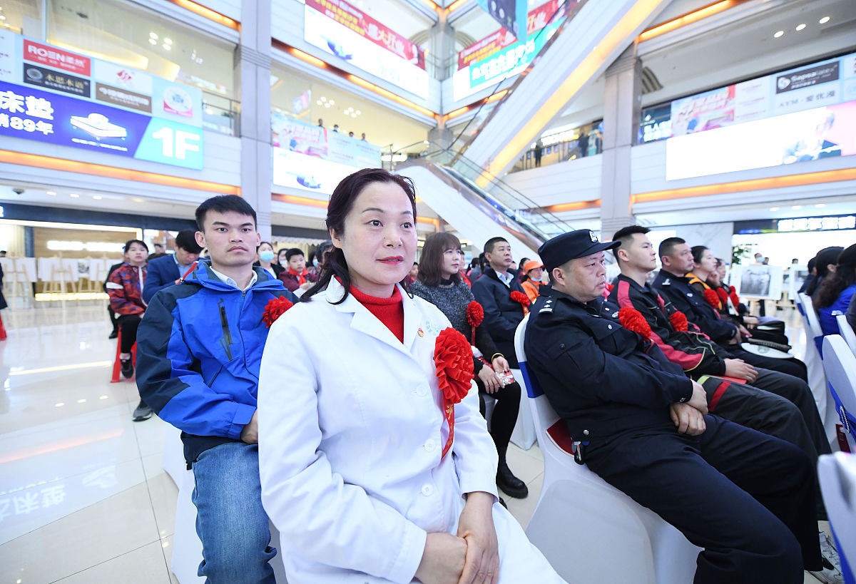 以奋进新时代致敬劳动者为题目写一篇1500字的文章