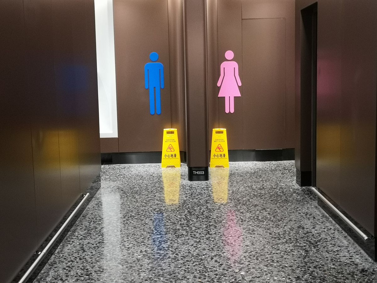 男生进女厕所上大号