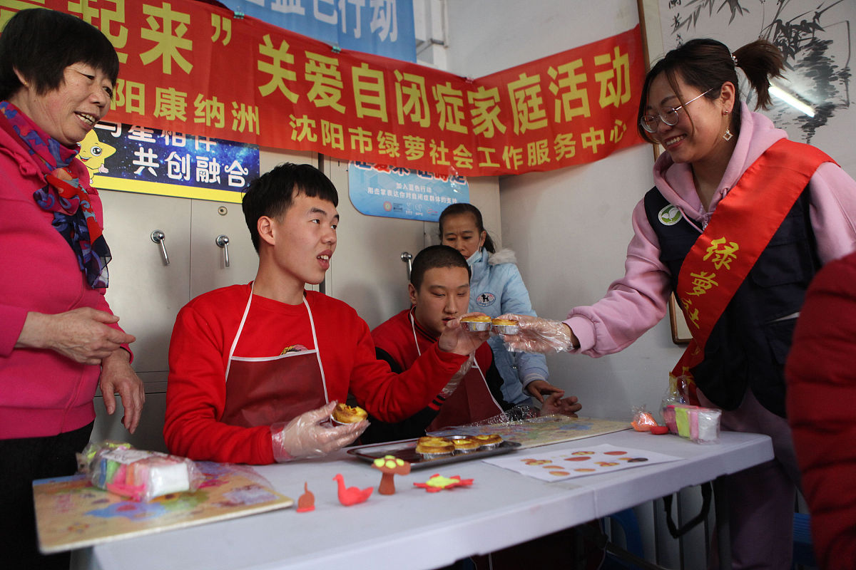 请帮我以康乐团队带了一些水果慰问老人写一篇更加适合的 新闻稿
