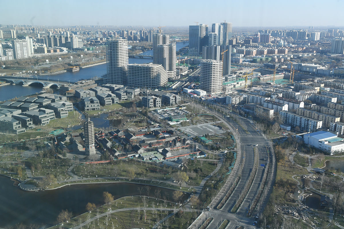 2021年11月30日,北京,航拍通州运河商务区的高楼上俯瞰通州五河交汇处