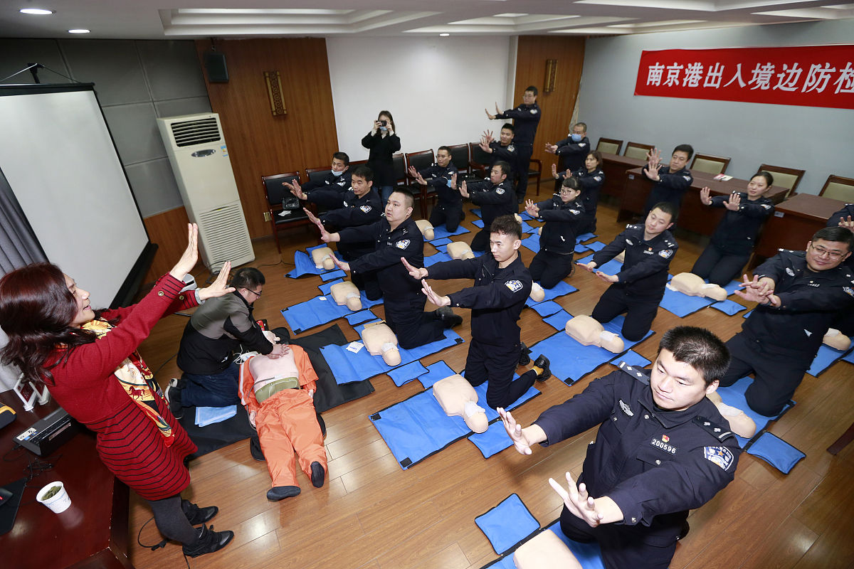 请帮我写一个麻醉交流发言稿要求内容如下：首先介绍自己的身份为麻醉复苏室护士长其次感谢院领导对麻醉复苏室的支持其次介绍目前麻醉复苏室的工作为手术室术后复苏工作及腔镜中心无痛检查后的复苏工作最后询问专家未来工作方向及意见
