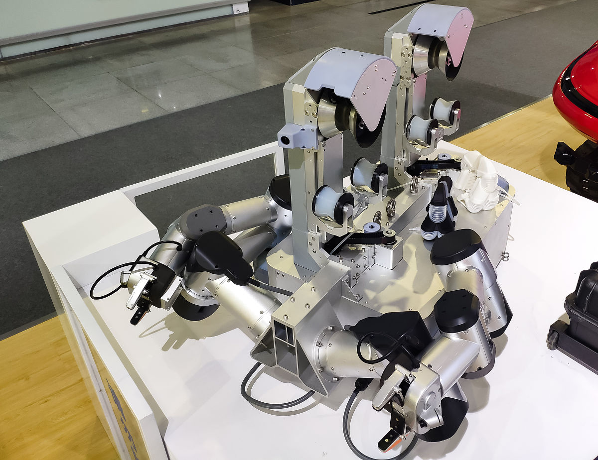 麦克纳姆轮机器人运动学分析：里程计坐标系与机体坐标系变换及轮子转动角度计算