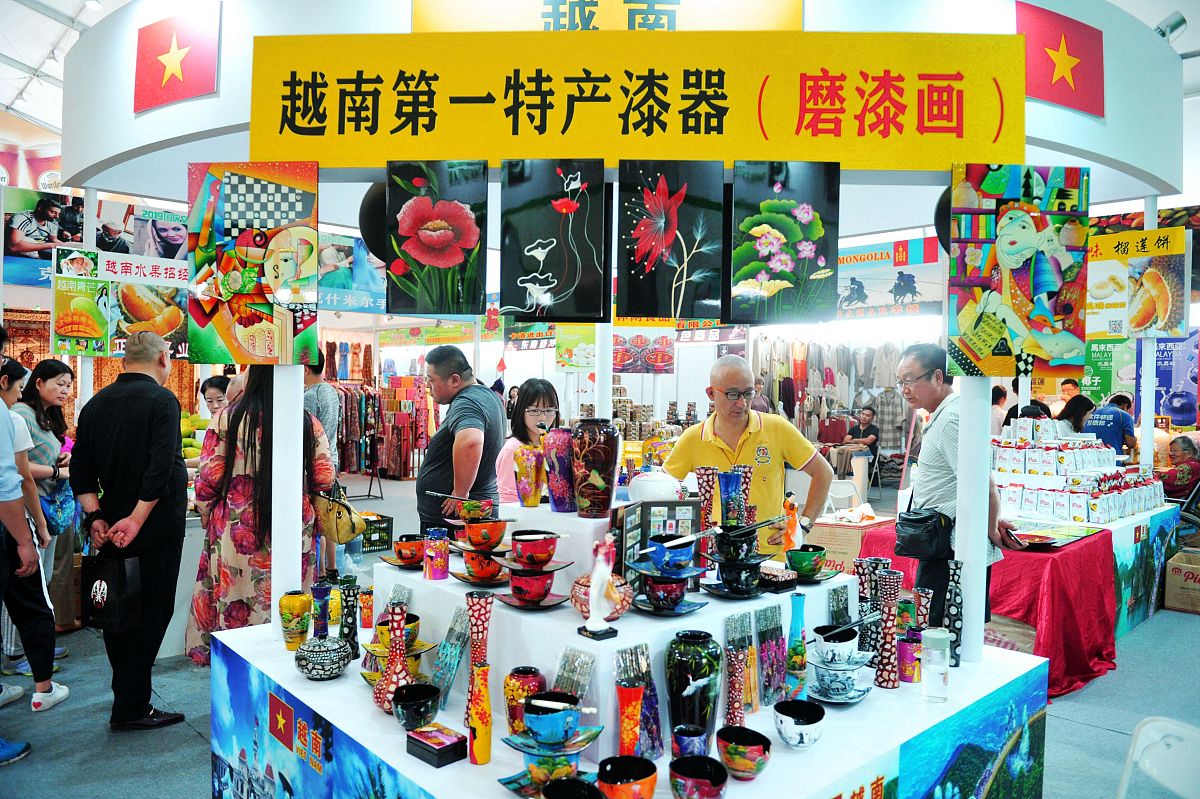 2019年10月3日,青岛,西海岸新区金沙滩啤酒城,来自越南的漆器引起了市