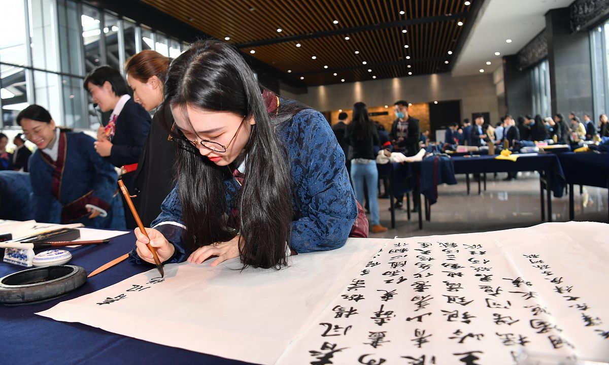 2020年3月26日,在浙江绍兴兰亭书法博物馆众多书法名家泼墨挥毫进行书