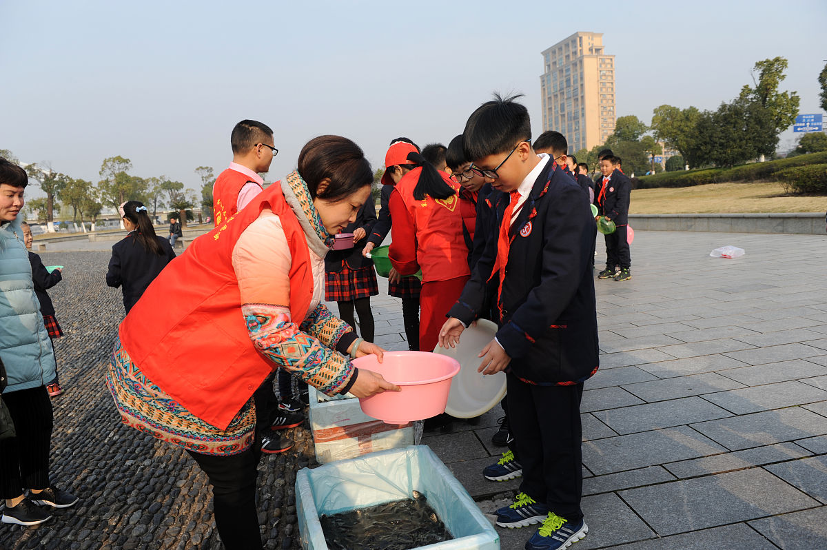 大学生志愿者为村民宣传防溺水感想主要事迹有：走街串巷发传单；在河边查看河水情况