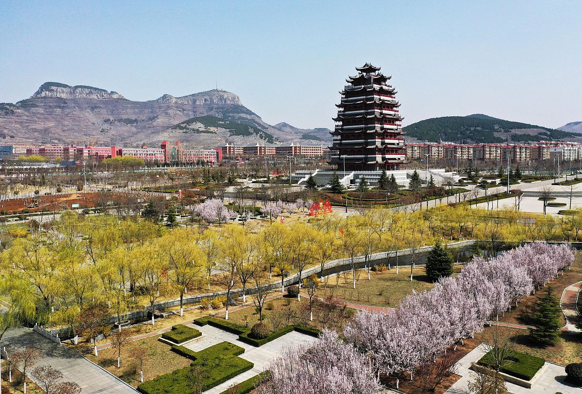 2021年3月17日,山东枣庄,山亭区文化休闲广场春花绽放,景美如画.
