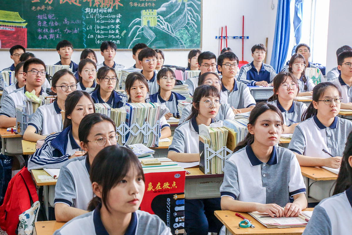 2021年6月3日,河南省郑州市,郑州市桃源中学,高中学生在教室内上课认