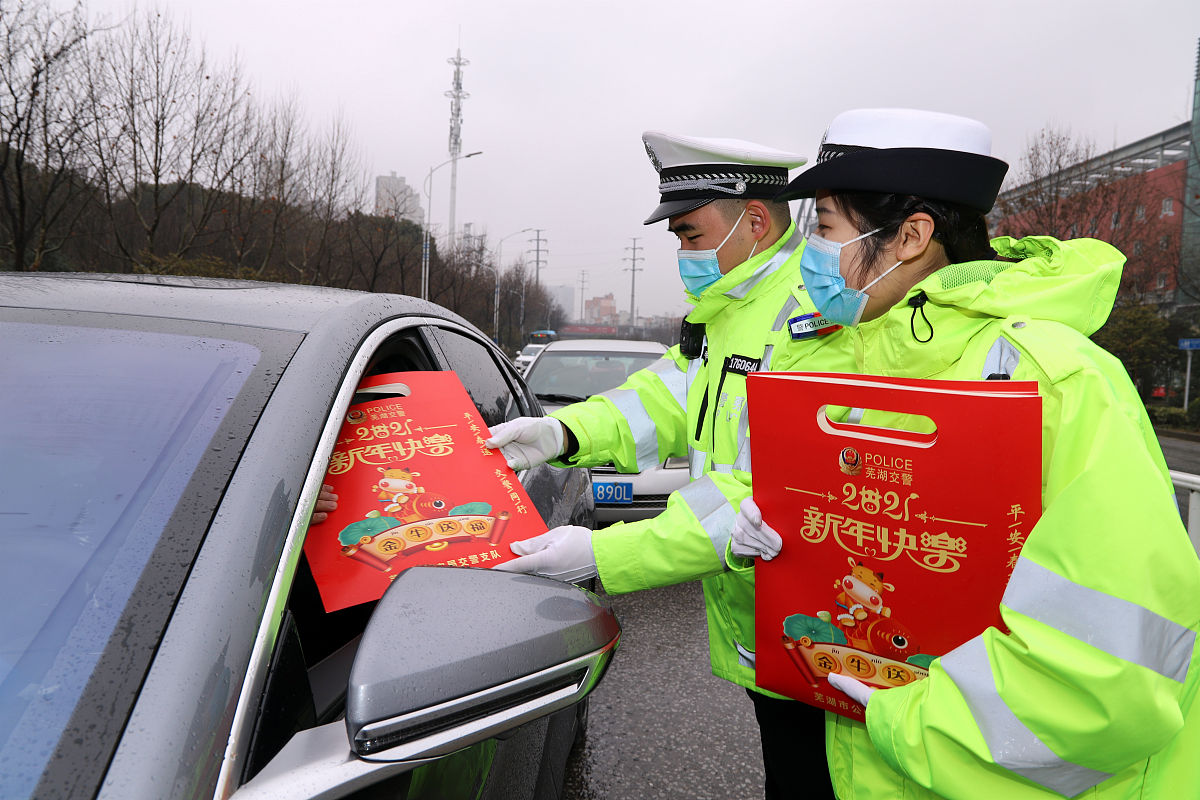 雨天坚持军训！对学生是挑战还是危害？
