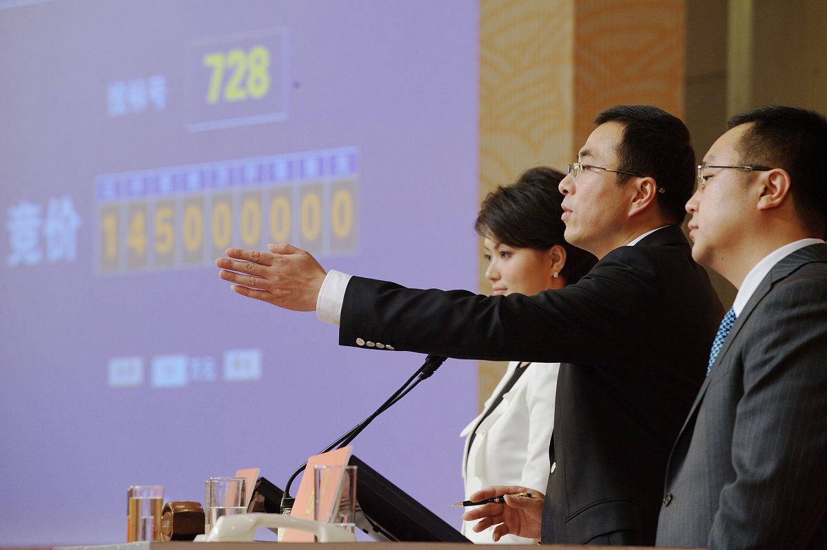 2010年11月8日,央视2011年黄金资源广告招标会在北京梅地亚中心举行.+