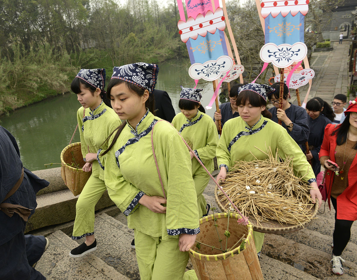 西牛麻竹笋和瑶族服饰：谁是目标客户？