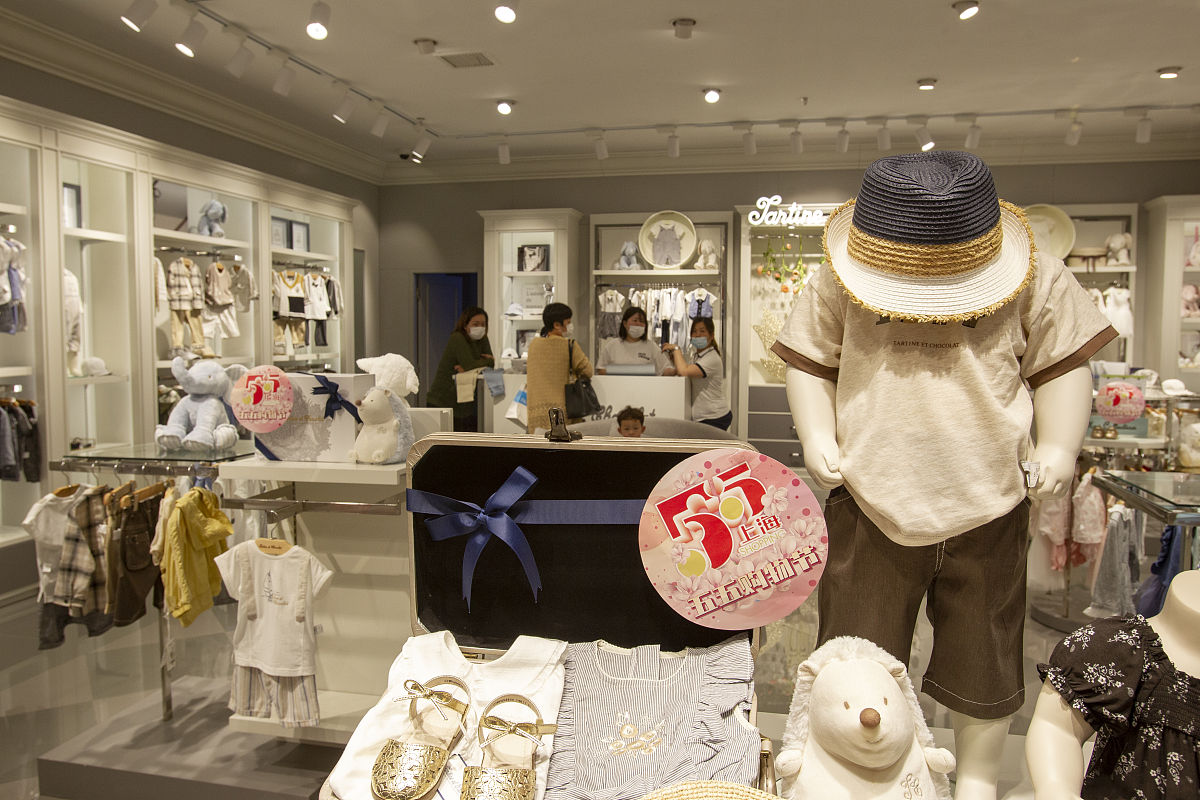 帮忙优化以下下面的内容要求内容通俗易懂已经用过了要有法律依据：沛县刘女士在沛县地下商场CCDD品牌女装店买了几件衣服回家发现商标有其他品牌的logo宾利堡CCDD专卖店拿着别的品牌的挂上自己的吊牌这算不算欺骗消费者