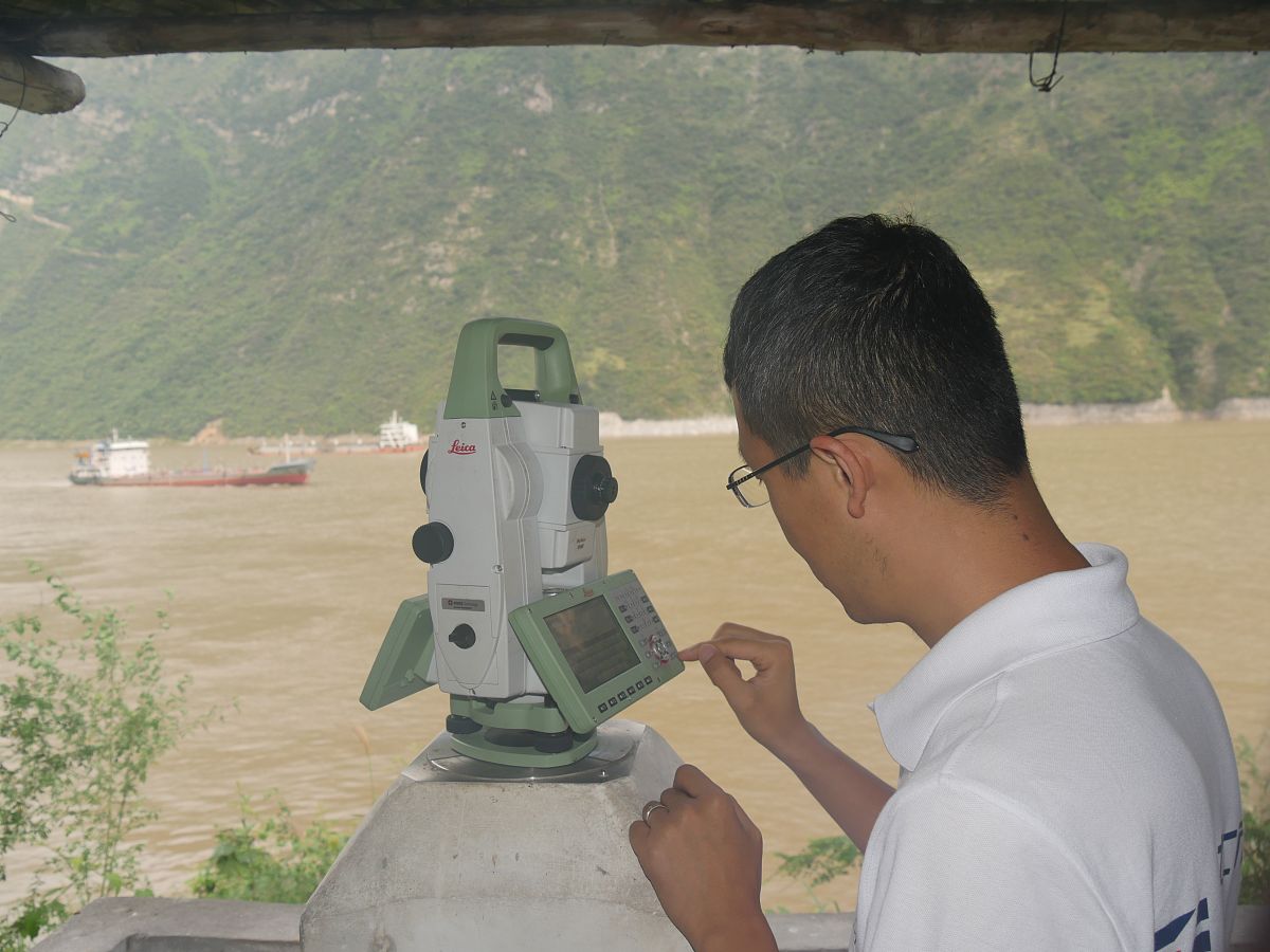 我们部门叫做智能探测中心主要工作是探地雷达检测、地表空洞普查、地下管线探测等一系列无损检测工作并且负责管理公司所属所有工程项目的检测工作帮我给公司起10句口号语构：XXXXXXXX。口号要求体现几个要素：工作严谨、管理科学、设备先进、智能探测、保障安全等。