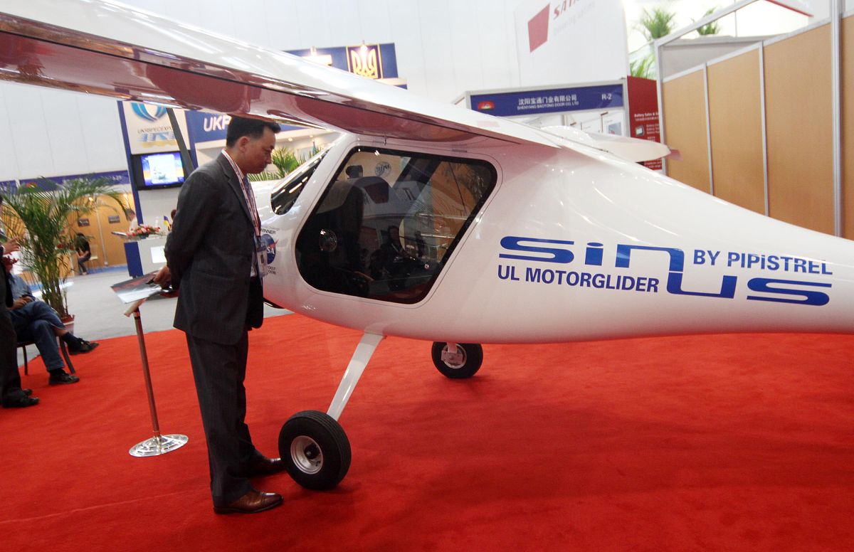 2021年遵义航空学校的报名严格吗