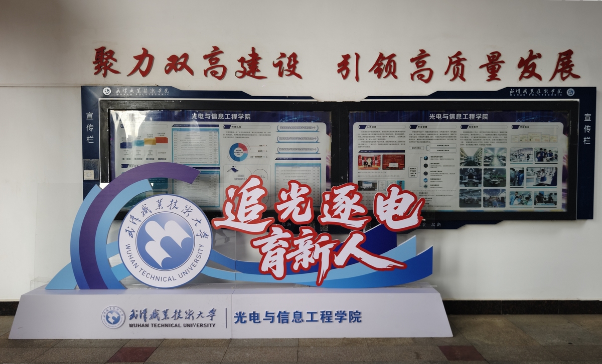 写一份500字的作风建设中问题征集稿内容涵盖中建电子企业文化就是笑话诚信感恩 公平公正 简单高效 阳光向上。在这个内卷和内耗严重的国企单位高层领导不专业不担当决策错误造成企业损失。中层管理者副职形同虚设重要时刻从不站出来在办公室天天嬉笑吵闹主动服务不够。基层管理者技术能力薄弱大型项目根本不起到任何作用。底层员工不懂人情事故无人脉无关系考评基本陪衬。综合管理部主动服务意识只服务高层领导劳务派遣转正拿