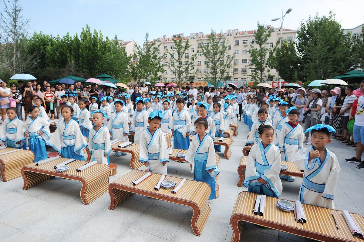2017年8月26日,在青岛院士港,入学一年级的新生参加枣山小学"开笔礼"