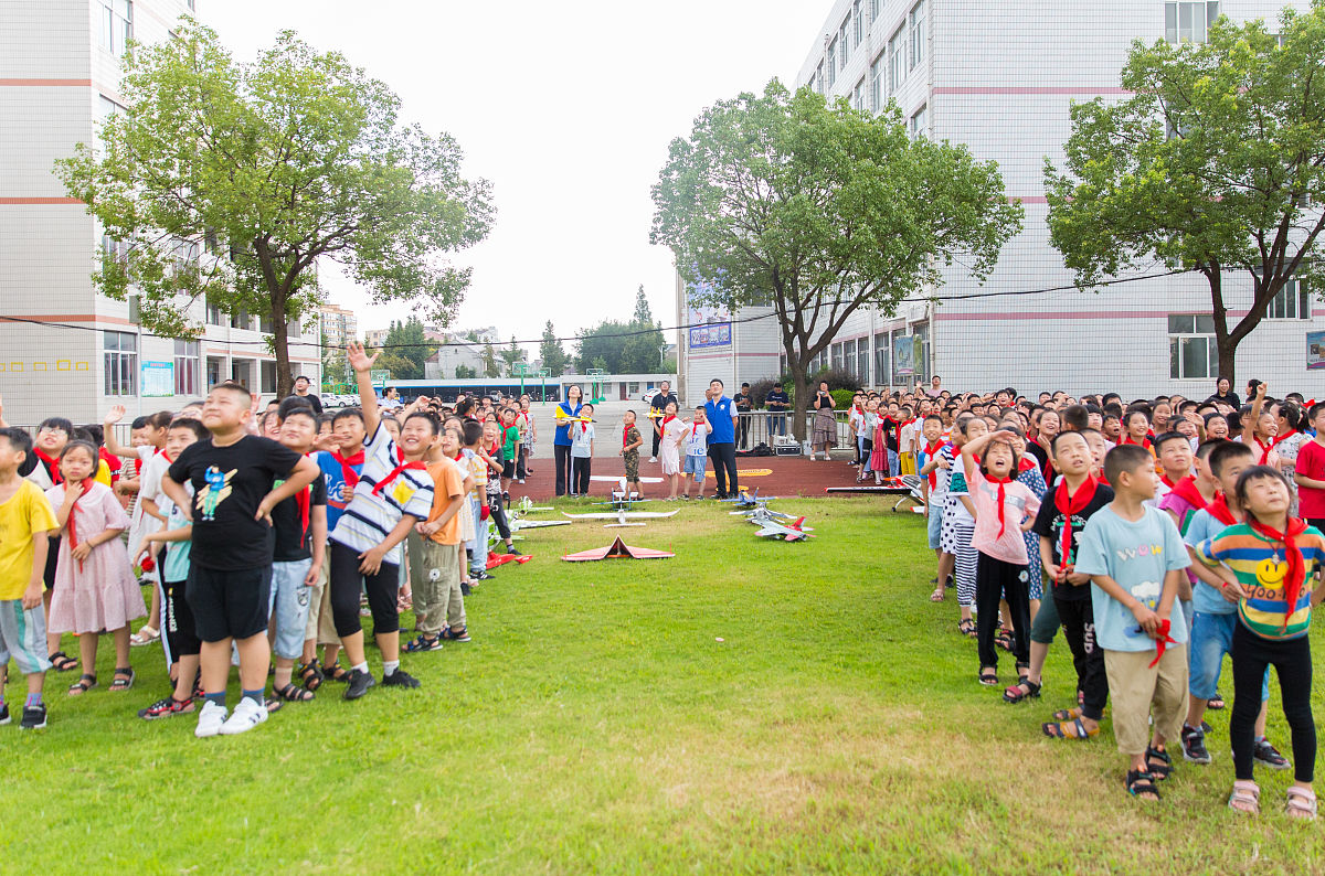 2020年9月1日,在江苏南通如皋市磨头镇磨头小学操场上,学生们在观看航