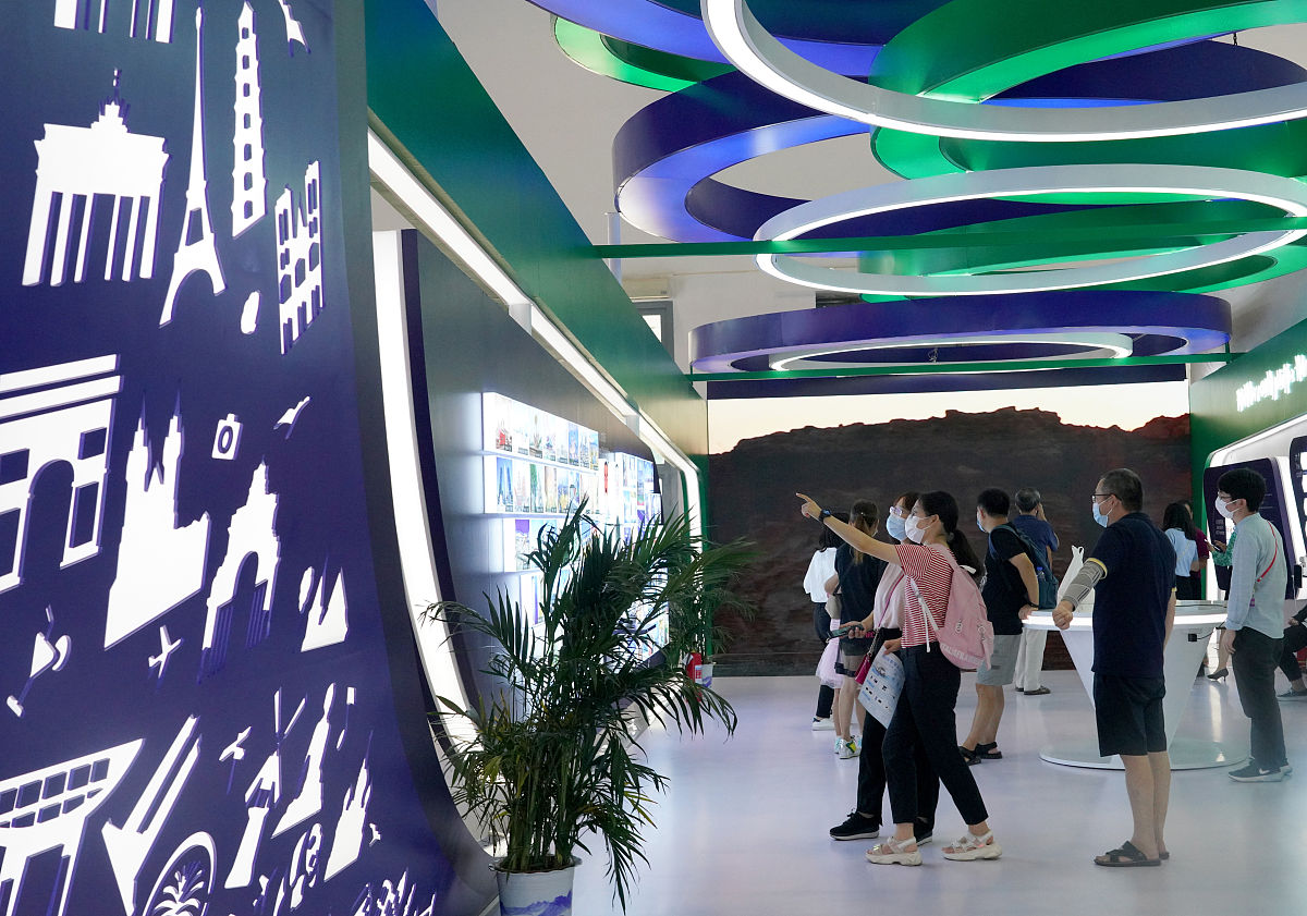 2020年9月6日,北京,2020服贸会综合展区.市民在世界旅游城市联合会展