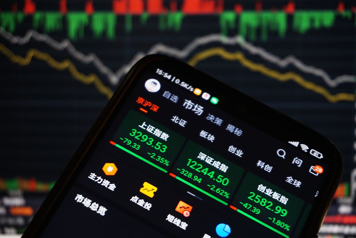 2022年3月8日,杭州股民手机上显示的上证综指失守3300点.