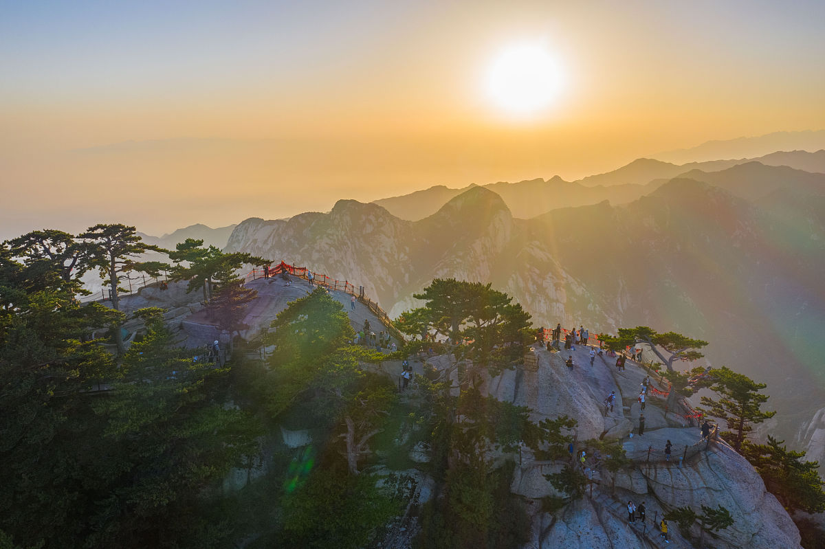 以会当凌绝顶一览众山小为题写一篇北京市中考作文文体为记叙文要详细描写战胜困难爬上山顶的心路历程过程中要有波澜不能平铺直叙。要体现出只有通过不懈的坚持和努力才能见到最好的风景。由此悟出人生的真谛是人间正道是沧桑唯有奋斗才能成功。字数在800—1000字。开头和结尾要点题。