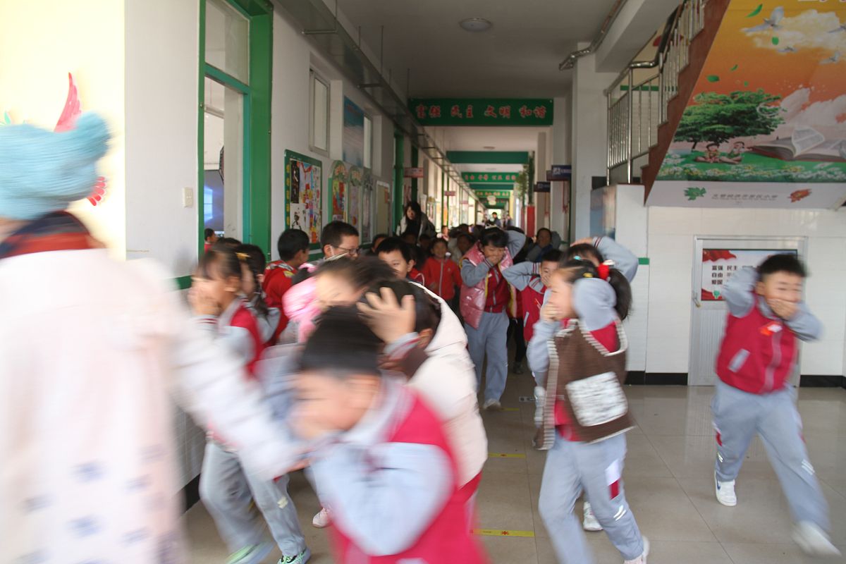 学校举行教学楼师生紧急逃生疏散演练