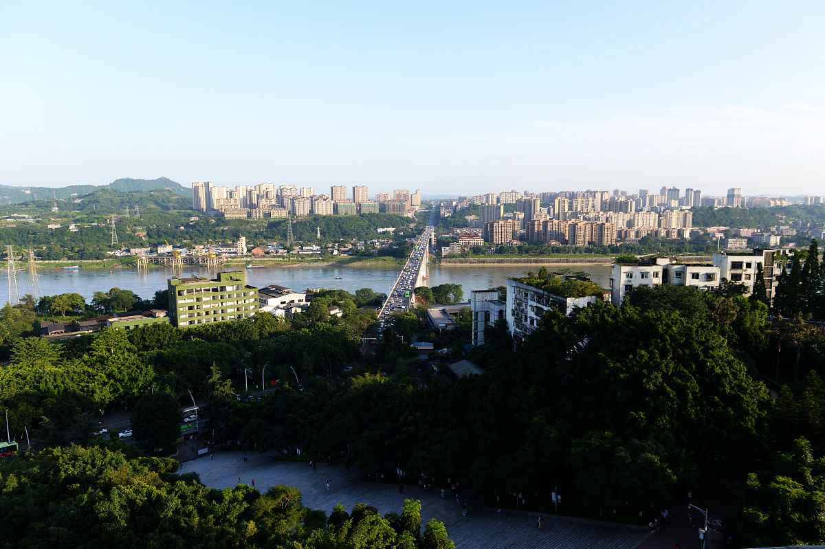 2020年6月4日傍晚,四川泸州,位于市区的长江四桥晚高峰时段车流密集,