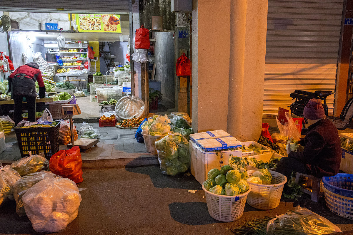 2021年1月1日6时04分,厦门市开元路,准备上市的蔬菜.
