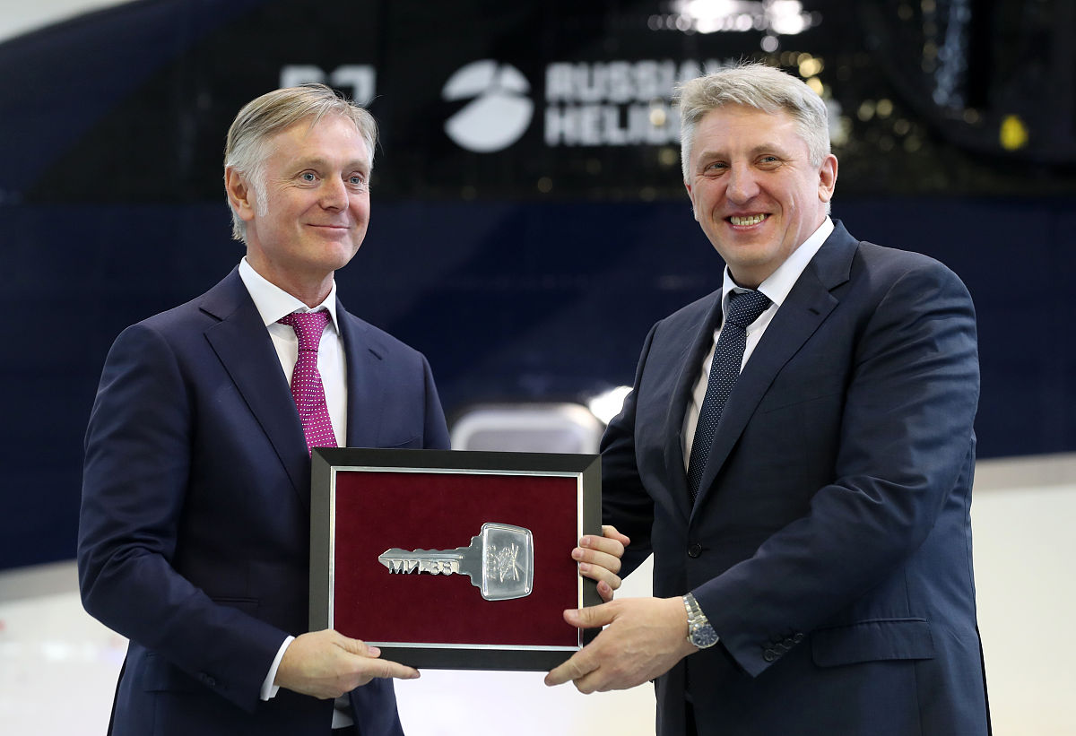 基地在经纬度坐标为30127692 104628690需要同时前往四川省21个市州配送药物Mi-26 型运输直升机最大航程 为 2000 公里最大载重 12000 公斤飞行速度为 255 公里小时。每个地方所需货物如下城市名称和所需要的医疗物资成都市	2000自贡市	800攀枝花市	500泸州市	500德阳市	500绵阳市	800广元市	500遂宁市	500内江市	800乐山市	500南充市	50