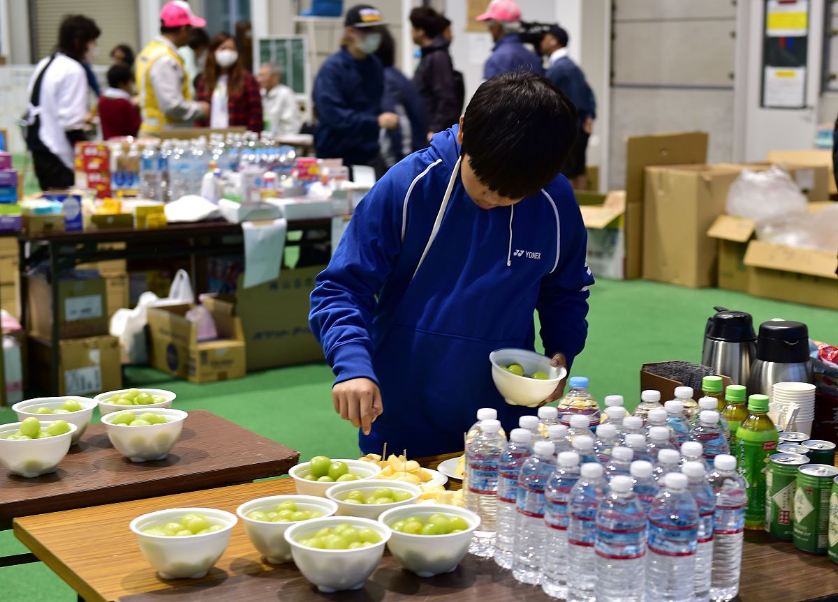 当地时间2019年10月14日,日本长野县,灾民在疏散中心休息.日本台风"海