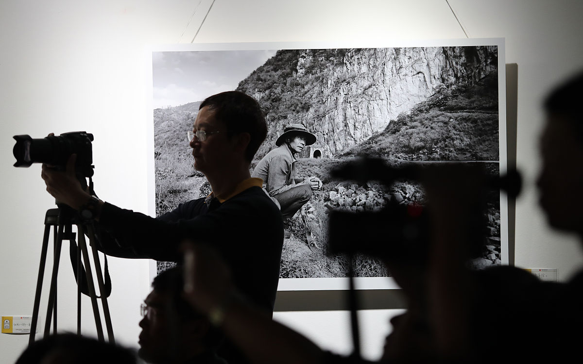 拍摄技术：熟练掌握摄影器材、光线、构图等拍摄技术拍摄出高质量的照片。拍摄主题：能够准确把握拍摄主题通过照片表达出主题要传达的信息。。作品展示：能够合理地选择和展示作品使其更加有吸引力能够吸引观众的眼球。二、本次实训的收获拍摄技术的提高：通过实践我更加熟练地掌握了摄影器材的使用方法能够更加准确地控制光线和构图使照片更加出色。拍摄主题的把握：在拍摄中我更加准确地把握了主题要求通过照片表达出了主题要传达