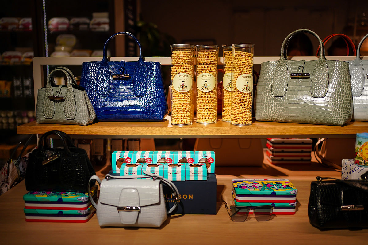 当地时间2020年10月4日,法国巴黎,2021春夏巴黎时装周:longchamp 品牌
