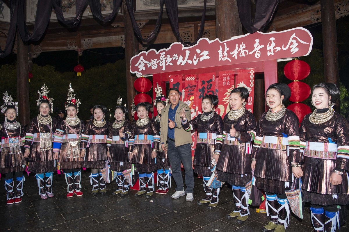2026年2月21日,贵州从江,游客在<strong>侗族</strong>同胞合影留念.