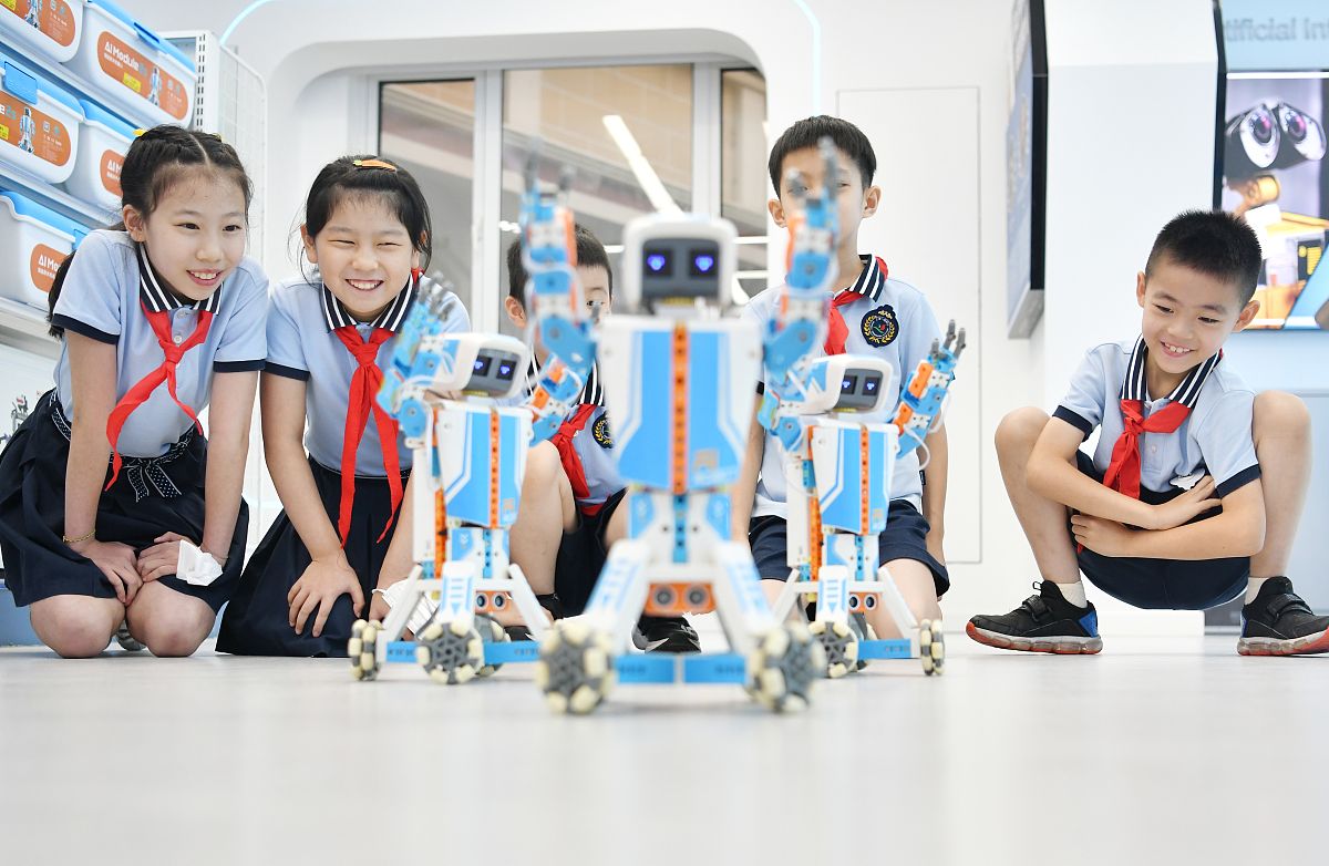 根据论文题目：儿童数字素养培养与早期科技教育策略具体分析在学前儿童早期科技教育的策略研究中如何做到提供多样化的科技教育资源和活动写一段话