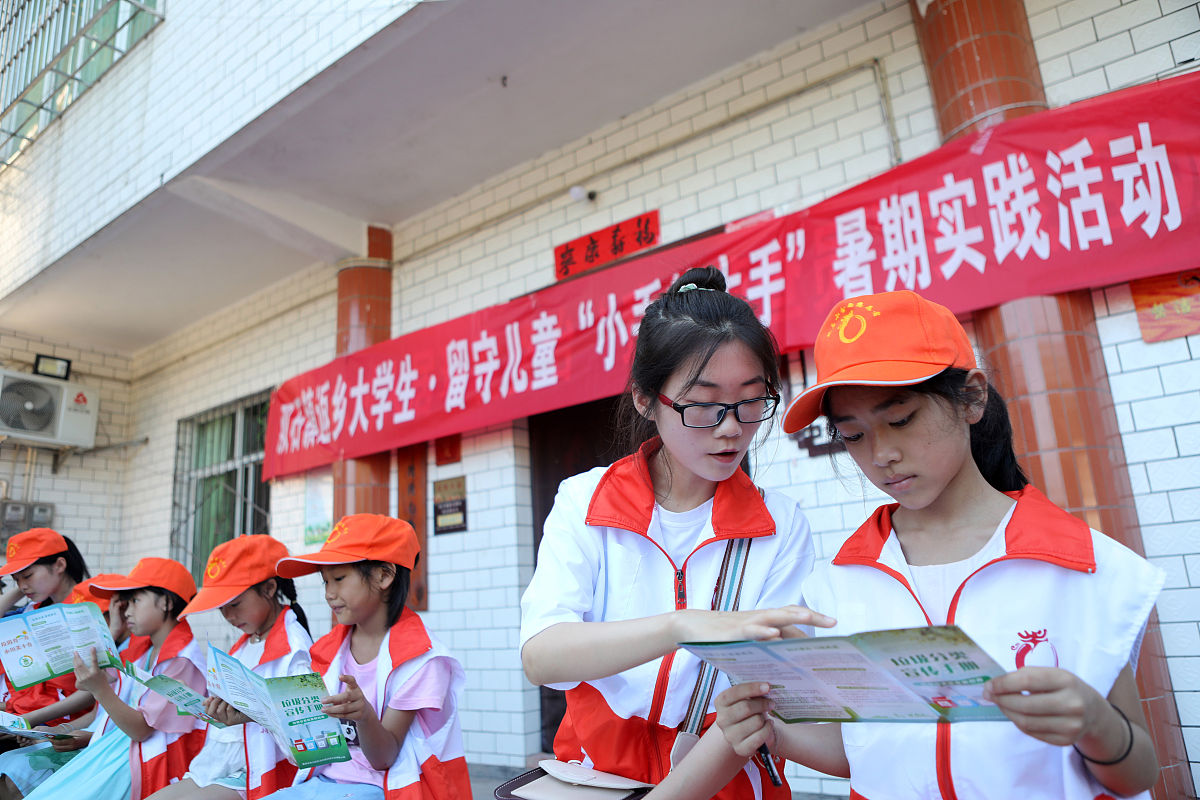 内江市东兴区志愿者为民族希望小学儿童送上音乐课，助力六一儿童节表演