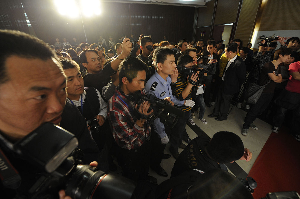 2010年10月9日,太原,情歌王子齐秦在山西太原某商城内召开新闻发布会.