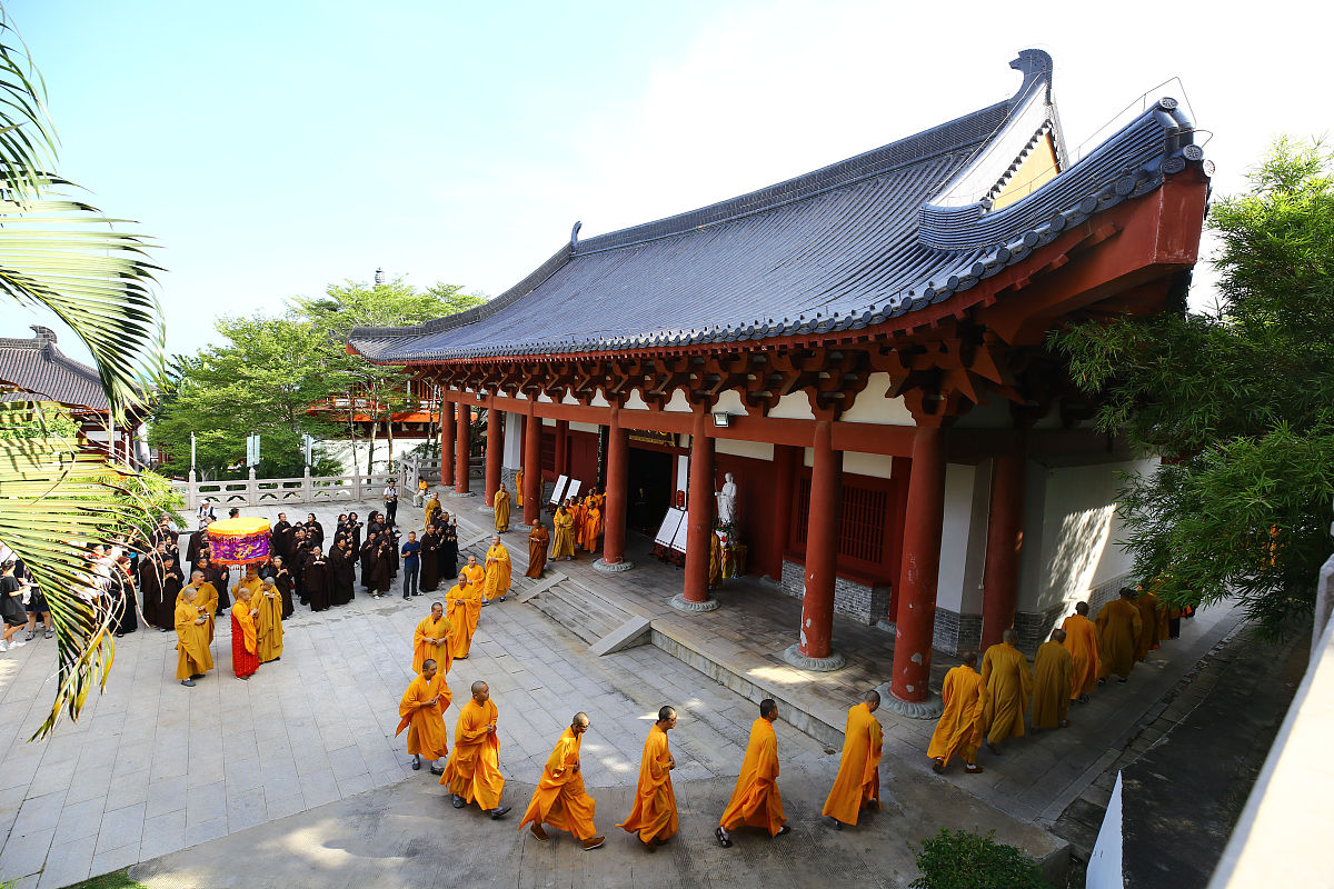 2019年10月9日,海南三亚,南山寺举行水陆法会熏坛洒净仪式,百余名僧众