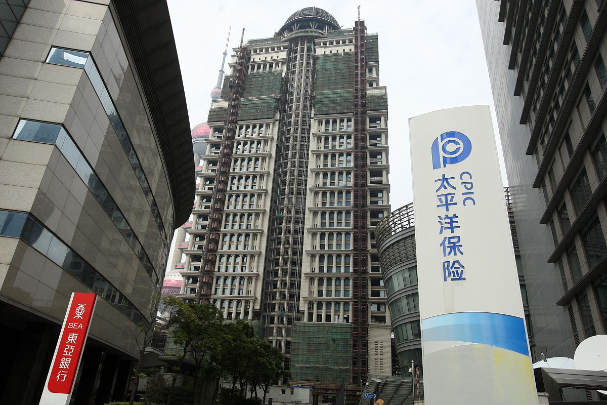 珠海中行总共9家中心行湾仔中心一季度住房贷款当年投放7570万排名第5当年新增268万排名6；消费贷款当年投放4372万排名第5当年新增834万排名第6；消费分期当年投放1729万排名第7当年新增22万排名第4。请分析各项贷款发展情况从市场分析、网点业务工作开展、队伍管理等方面反思落后原因？下阶段工作计划及措施？