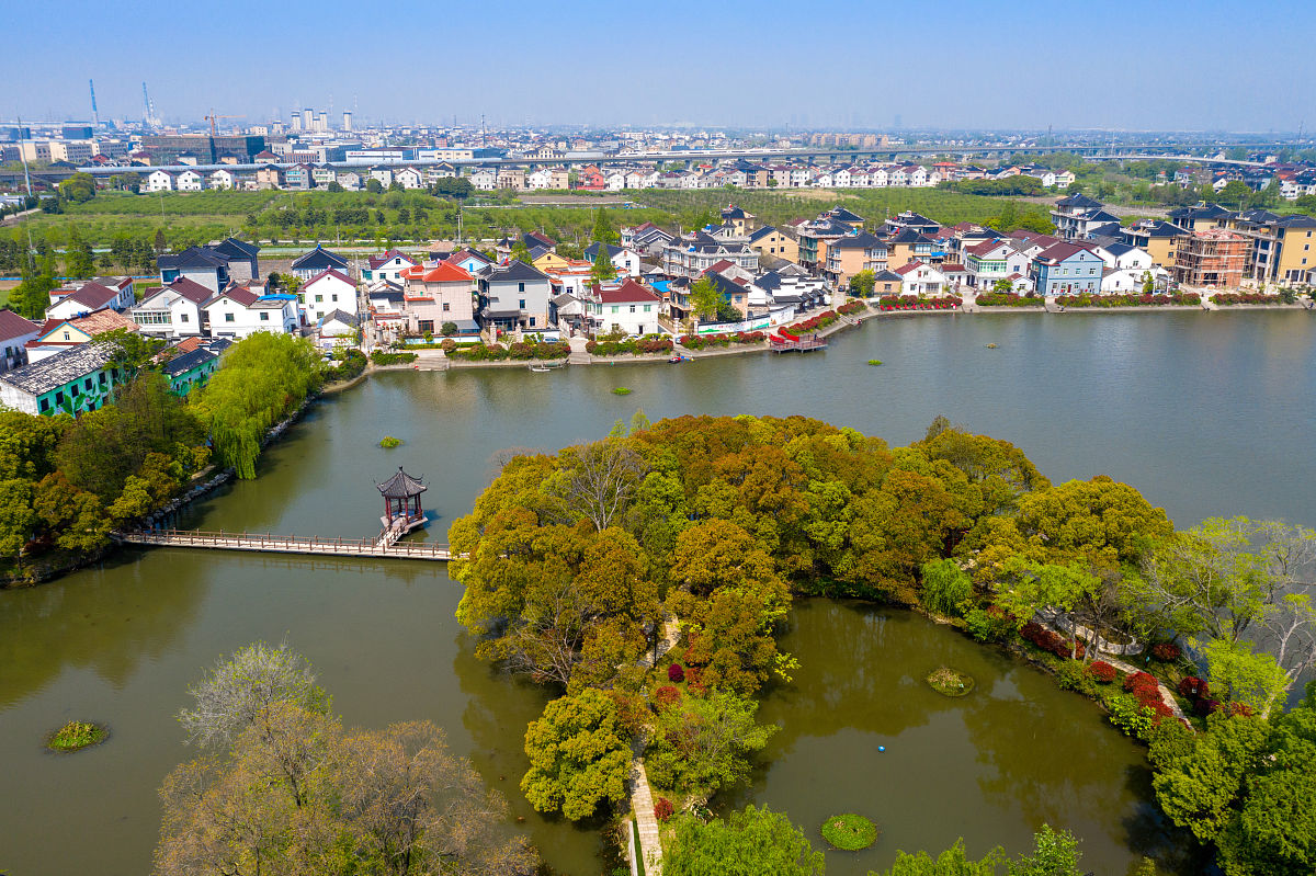 2020年4月9日,浙江省湖州市长兴县洪桥镇陈家埭村春意盎然,绿水青山分