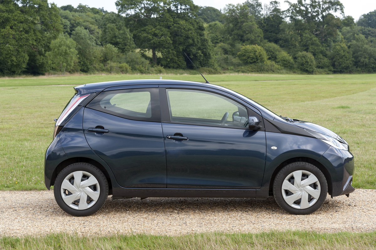 我想买一辆10万元左右的小汽车请您帮忙推荐。