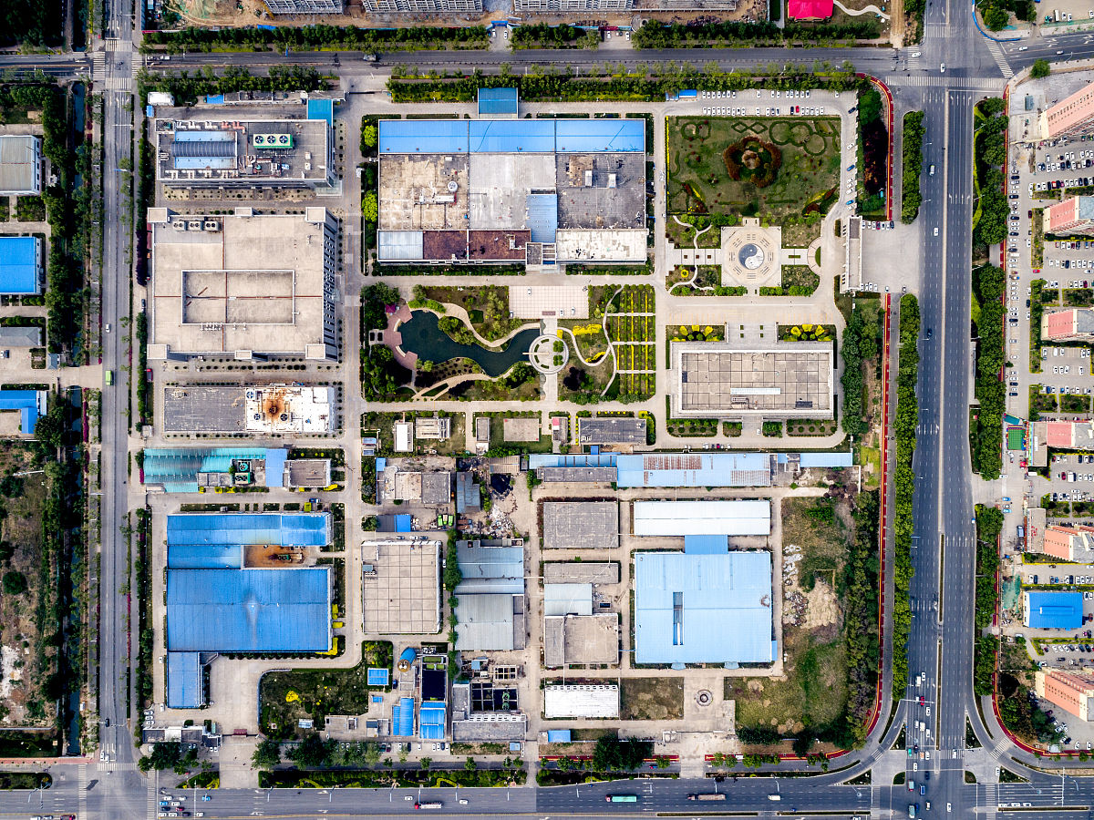 制药总厂布局要点：选址、设计、设备、人员、质量、研发、营销