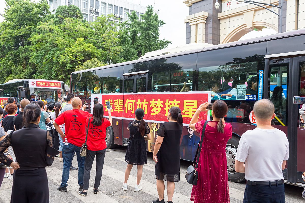 你充当一个写作文员我给你一段话你对这段话进行伪原创、润色改写降低与原文的相似度保持主要意思不变再进行一句话的简单扩写扩写加在原来的内容后面也就是放在同一个pp里面不要放在一个单独的pp里面并且保持html标签不变给你的内容如下：
 p办学理念代表了学校的发展方向学校集百年南山精粹秉承南山中学先进理念pp办学指导思想——让学生做成长的主人为学生终身发展奠基pp近期办学思路——抓