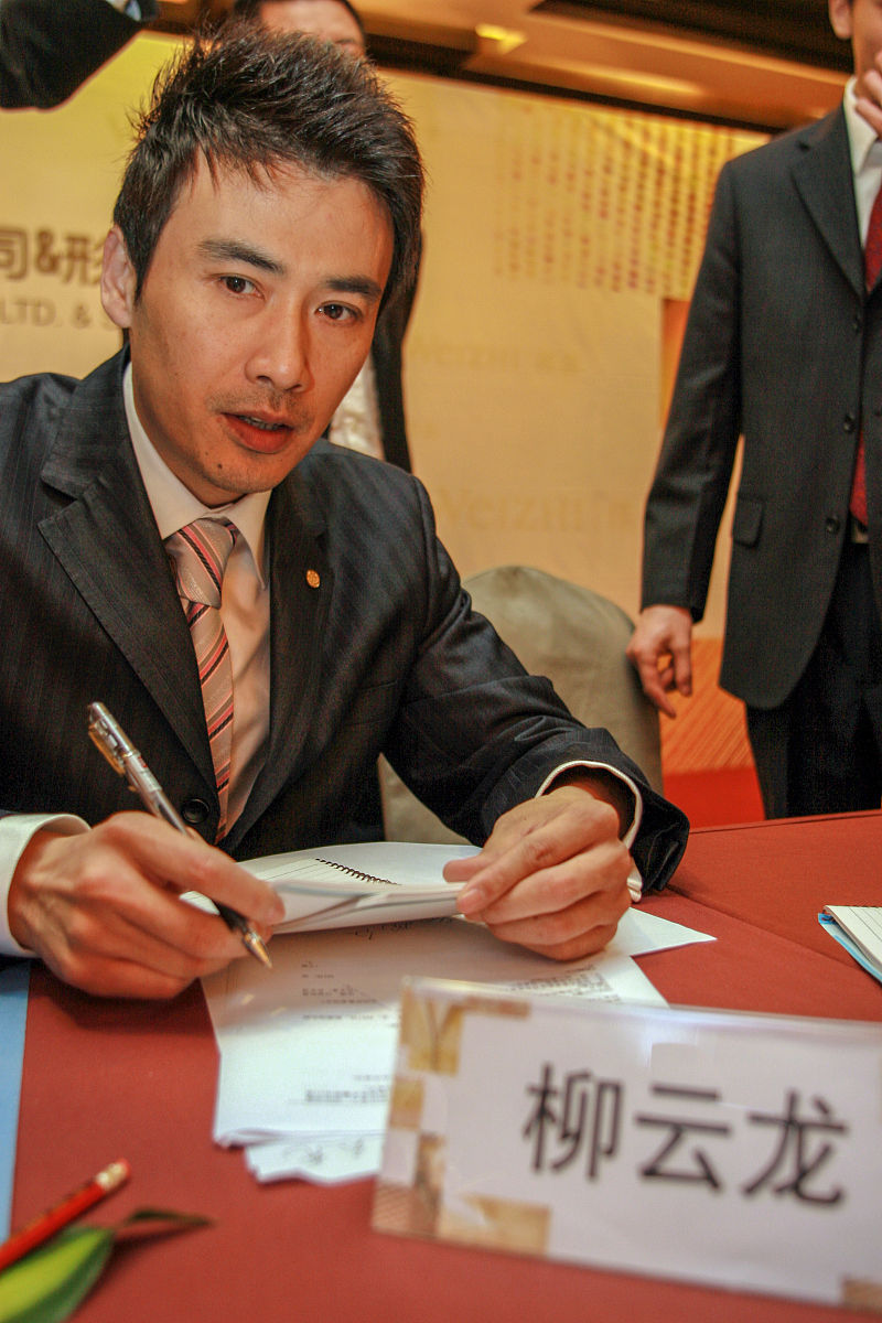 2008年4月22日,四川成都,影视演员柳云龙受邀成为国内知名男装品牌伟