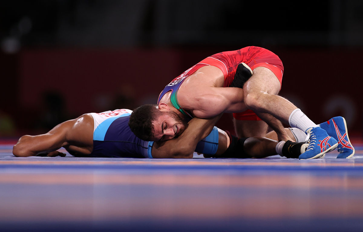 摔跤动作描写：从失败到胜利的精彩瞬间