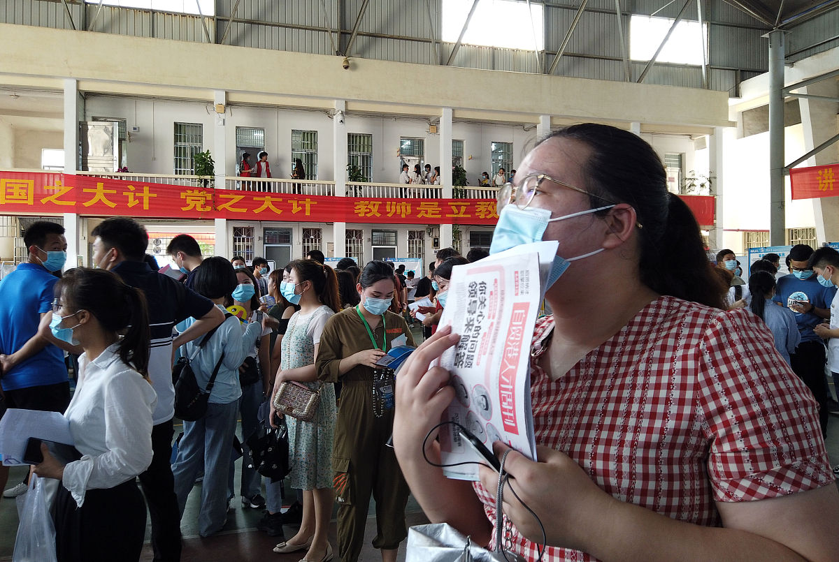 8月31日乾县农信在晨光学校开现场营销授信会进行电信诈骗宣传开展集中授信使用移动办公车进行业务办理参与营销有乾县联社张帆主任财务部电子银行部门等主要客群是学校师生、家长现场发放传单多少份授信多少户。根据以上要素写一篇美篇字数不少于1000字。