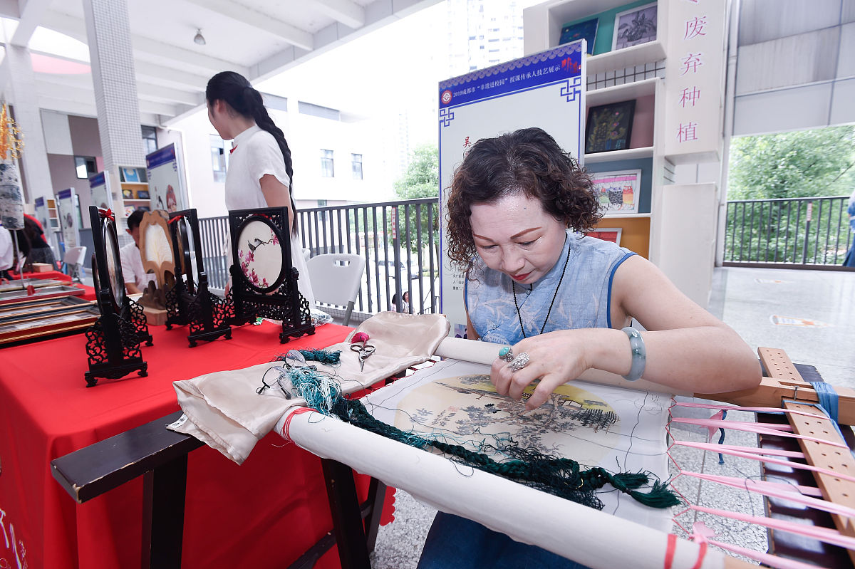 教师德能勤绩工作总结 - 如何成为一名优秀的教师