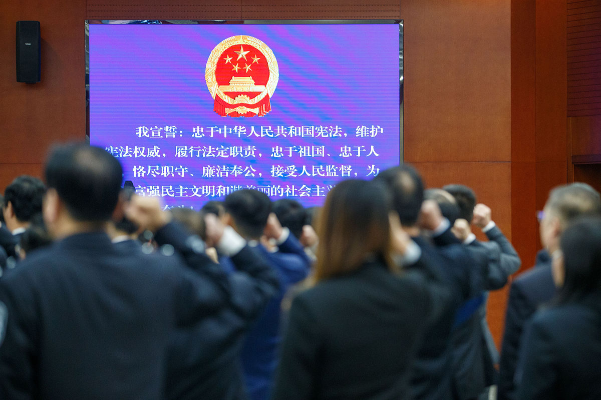 介绍：成为律师需要努力学习爱国爱港在未来建设香港或祖国这个梦想