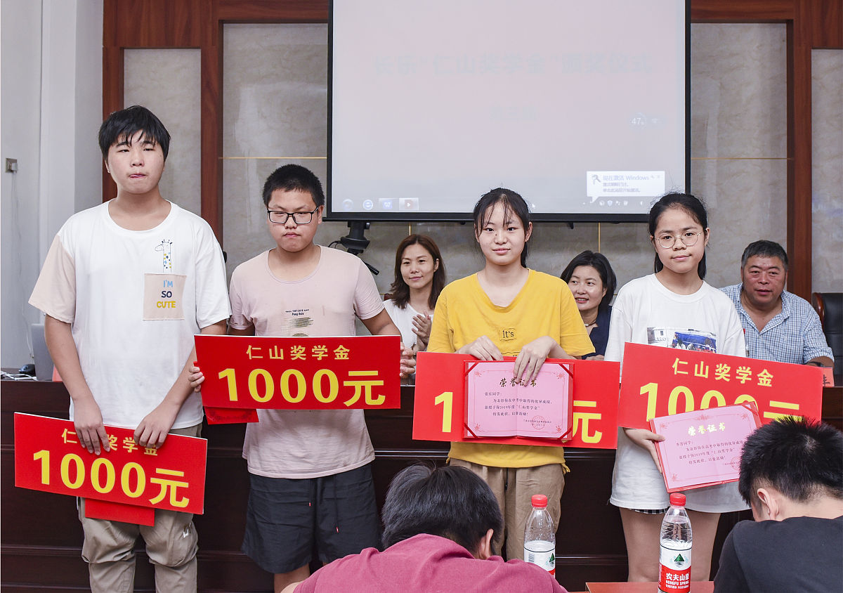 你充当一个写作文员我给你一段话你对这段话进行伪原创、润色改写降低与原文的相似度保持主要意思不变再进行一句话的简单扩写扩写加在原来的内容后面也就是放在同一个pp里面不要放在一个单独的pp里面并且保持html标签不变给你的内容如下： p好学校会桃李满天下师生参加各类竞赛取得好成绩仅2002年教师参加课就有一我获省一等到奖2人获市一等奖多人获市二等奖和县一等奖。学生参加学科竞赛一