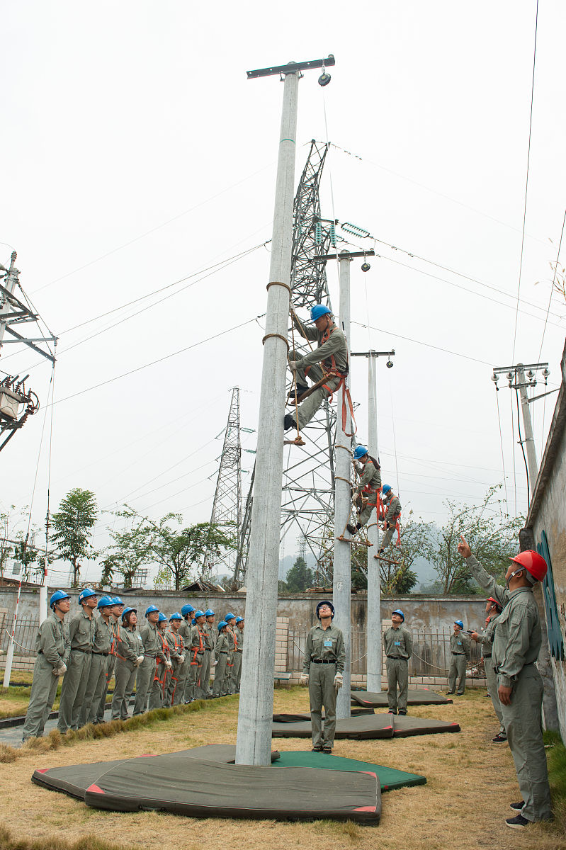 编写一段利用rtk移动站复核工程桩位置的施工方法。