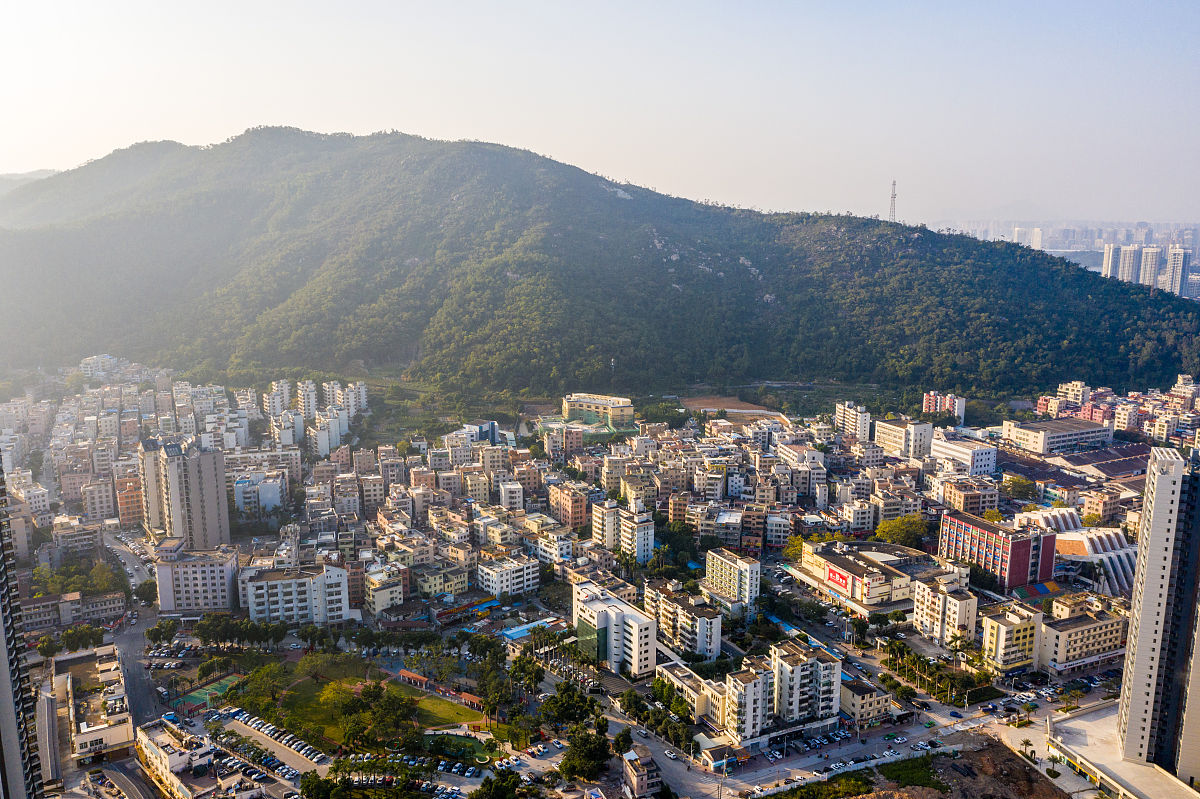 2020年12月4日,广东省珠海市,航拍湾仔地区居民住宅楼群,珠海加林山等